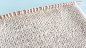 Begginer Knitting Projects Learning How To Knit The Stockinette Stitch Pattern With Video Tutorial