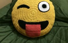 Crochet Emoji Pillow Almofada Croch Emoticons Crochet Stuff Pinterest Crochet