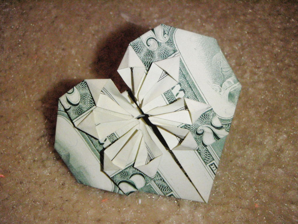 Сердце из денег. Сердце из купюры. Фигурки из денег. Оригами из денежных купюр. Сердечко из денег.