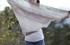 Double Knitting Tutorial Scarfs How To Knit An Easy Triangle Wrap Mama In A Stitch
