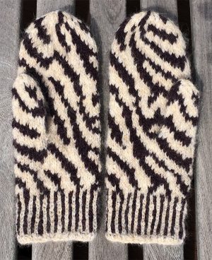 Stranded Knitting Patterns Free Ravelry Knitting Pattern Zebra Mittens Knitting With Rowan